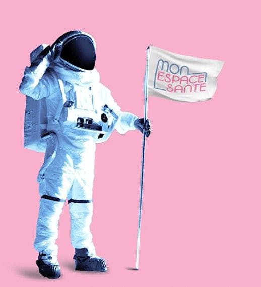 Photographie qui représente un astronaute sur fond rose tenant un drapeau avec écrit "Mon espace santé".